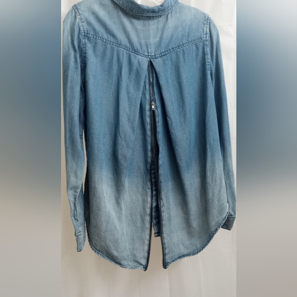 Walter Baker Ombré Blue Denim Back Zip  Up Long Sleeves Gunmetal Button Blouse - Picture 13 of 16